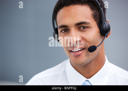 Portrait d'un bel agent du service clientèle au travail Banque D'Images