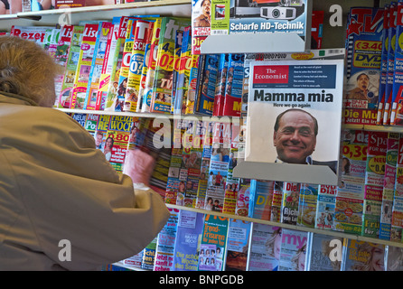 Des magazines dans un kiosque à journaux, Berlin, Allemagne Banque D'Images