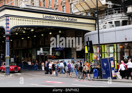 Les voyageurs à la gare Victoria de Londres, Londres, Angleterre, Royaume-Uni Banque D'Images