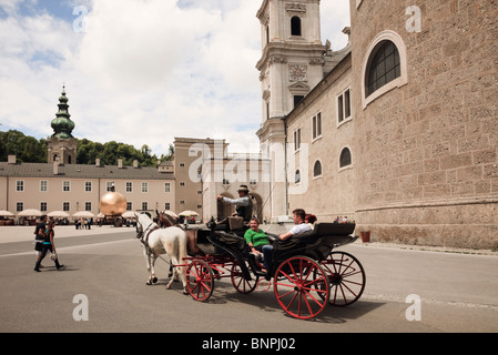 Kapitelplatz, Salzbourg, Autriche. Tourisme calèche visite de la ville en place historique par Dom Cathédrale Banque D'Images