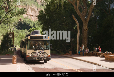Zion Canyon National Park, Utah, USA - canyon navette de bus à l'arrêt de bus avec les vélos des visiteurs sur l'avant du rack à vélo Banque D'Images