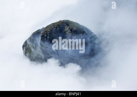 Vue aérienne de nuages tourbillonnant autour du sommet de la montagne de grès près du Mont Roraima tepui Venezuela Banque D'Images