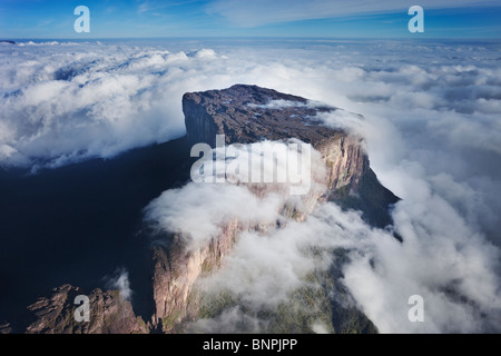 Vue aérienne Le Roraima est le plus haut atteint 2810 mètres tepui dans l'altitude. Dessus plat couvert de nuages montagnes. Le Venezuela Banque D'Images