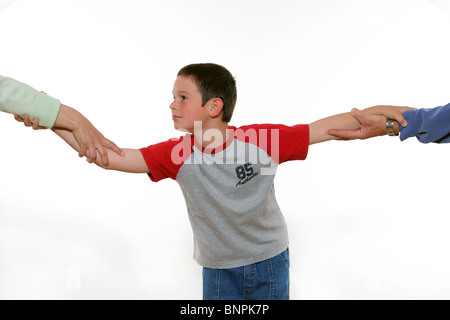 Une image représentant l'enfant pose déchirés entre deux parents en conflit. Banque D'Images