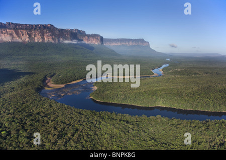 Gran Sabana est situé sur un plateau avec une altitude de 1 000 mètres au-dessus du niveau de la mer et est parsemée de montagnes de table Banque D'Images