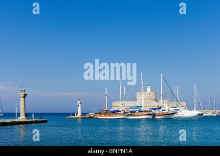 L'ancienne forteresse d'Agios Nikolaos et phare dans le port de Mandraki avec statues de cerfs à gauche, la ville de Rhodes, Rhodes, Grèce Banque D'Images