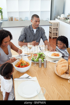 Ensemble de salle à manger de la famille aimante Banque D'Images