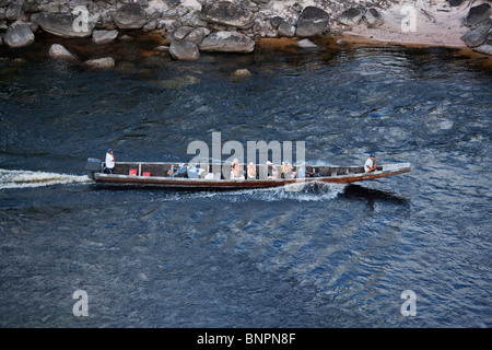 Les touristes en bateau sur leur façon d'explorer Angel Falls Parc national Canaima Venezuela Banque D'Images