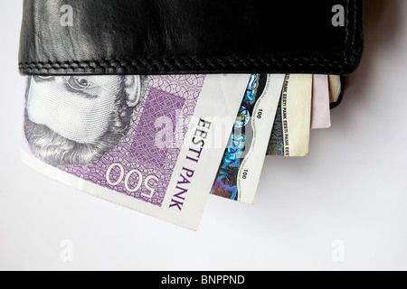 Portefeuille en cuir noir et de l'Estonie l'argent de papier collant dehors. Banque D'Images