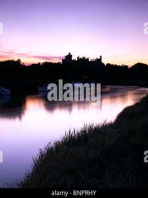 Château d'Arundel se découpant au crépuscule vue depuis le fleuve Arun , West Sussex Banque D'Images