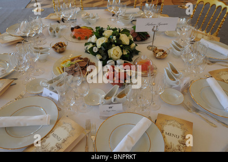 Set de table pour un dîner de gala au Palais de Peterhof, Saint Petersburg, Russie Banque D'Images