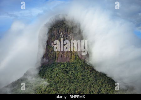 Vue aérienne de nuages tourbillonnant autour du sommet de la montagne de grès près du Mont Roraima tepui Venezuela Banque D'Images