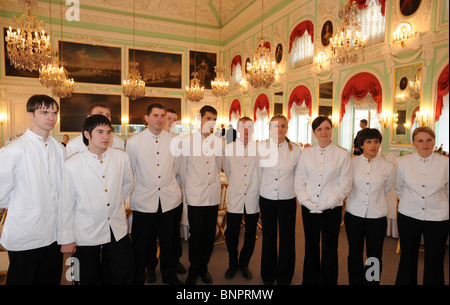 Le personnel de service lors d'un dîner de gala au Palais de Peterhof, Saint Petersburg, Russie Banque D'Images