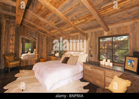 Chambre cabane rustique de luxe dans un cadre rural. Banque D'Images