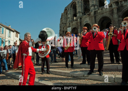 Arles, France, Festival de Bullfight, Feria, grande foule de musiciens traditionnels se produisant à l'extérieur de l'Arena, musiciens de rue colorés france Banque D'Images