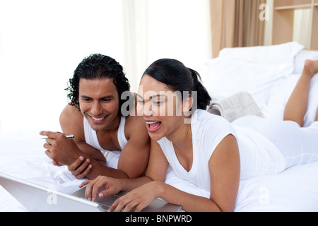 Heureux couple surfer sur l'internet Banque D'Images