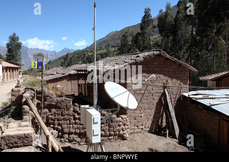 Téléphone satellite dish extérieur maison en brique de boue adobe dans Pallata, village Patacancha Valley, près de Huancayo, Pérou Banque D'Images