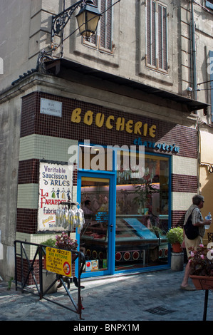 Arles, France, Front French 'Butcher Shop', gens dans la scène de rue, Provence française Boucherie, Charcuterie Delicatessen, magasin petite ville Banque D'Images