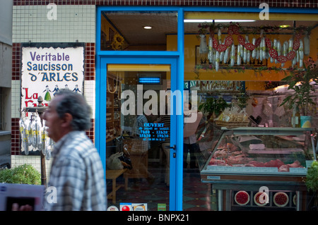 Arles, France, Front French Butcher Shop, Man Walking Front of Shop Window, Provence française, Butcheries, Charcuterie, Delicatessen, magasin petite ville Banque D'Images