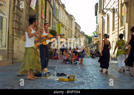 Arles, France, de jeunes musiciens qui jouent dans la scène de rue, Français Provence Banque D'Images