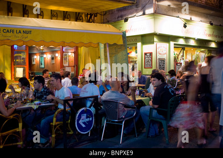 Arles, France, les gens sur la terrasse du restaurant Bistro provincial français, partager des repas, authentique restaurant français de style de vie bondé Banque D'Images