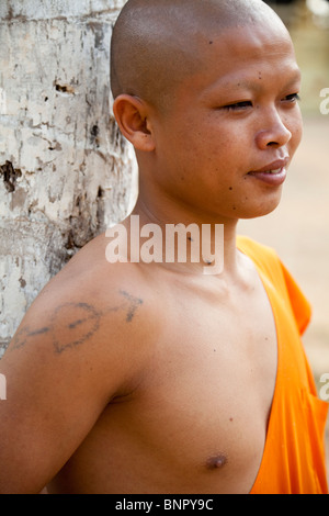 Portrait d'un moine novice cambodgienne avec un tatouage - Province de Kandal, Cambodge Banque D'Images