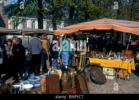 Peuple belge shopping brocante ville de Brugge Flandre occidentale Province Belgique Europe Banque D'Images