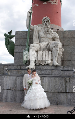 Un couple mariée à la Forteresse Pierre et Paul, Saint Petersburg, Russie Banque D'Images