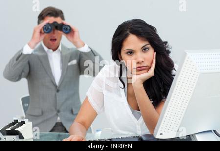 Brunette woman agacé par un homme binoculars Banque D'Images