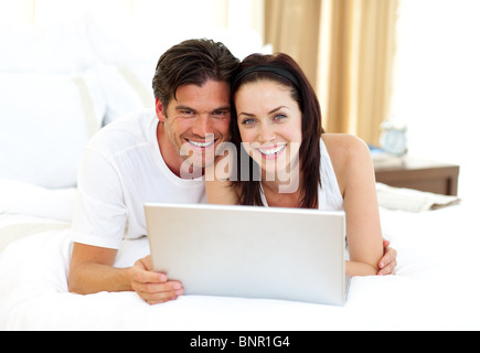 Couple aimant using laptop Banque D'Images
