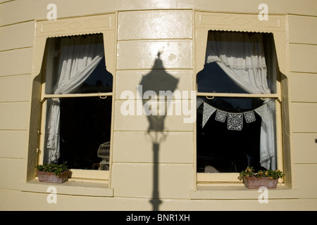 Reflète une ombre sur un bâtiment de style Régence à Brunswick Square, Brighton et Hove, East Sussex, UK. Banque D'Images