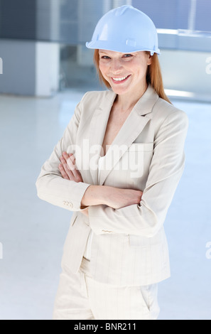 Jolie femme architecte portent un casque Banque D'Images