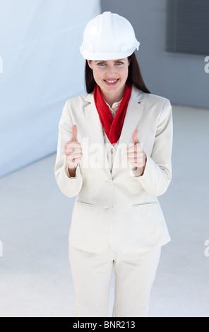 Belle femme architecte portent un casque Banque D'Images