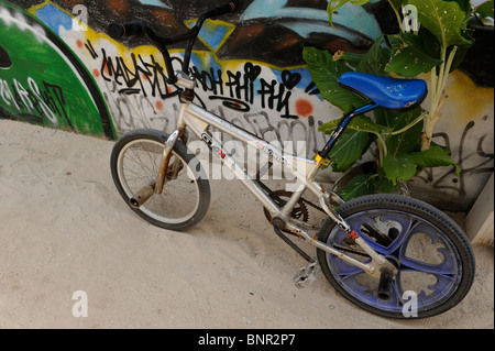 Graffiti sur le mur à côté de l'hôtel avec des vélos à louer , de Koh phi phi don, phi phi islands ,la mer d'Andaman, Thaïlande Banque D'Images