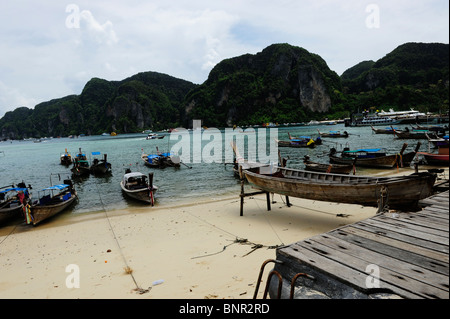 Bateaux de pêche dans la baie de ton sai , de Koh phi phi don, Koh phi phi (phi phi Islands) , la mer d'Andaman, Thaïlande Banque D'Images