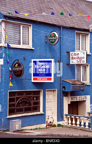 Fermé bar à vendre en raison de la récession économique ou récession irlandais l'un des nombreux dans l'Irlande rurale Banque D'Images