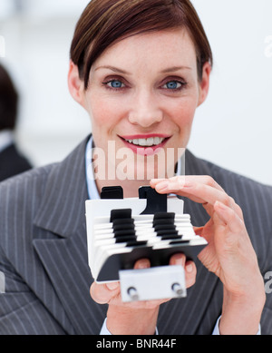 Portrait of a young businesswoman consulté son porte-cartes Banque D'Images
