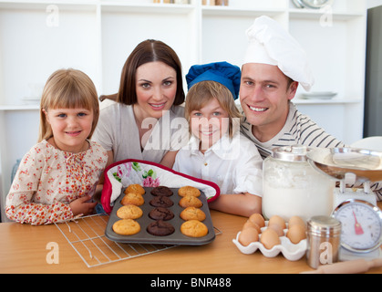 Happy Family présentant leurs muffins Banque D'Images