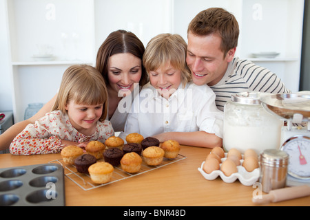 Famille Jolly présentant leurs muffins Banque D'Images