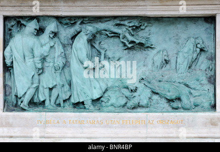Budapest, Hongrie. La Place des Héros (Hosok tere) Monument du millénaire, l'allégement en bronze Scène de la vie du Roi Bela IV (ci-dessous sa statue) Banque D'Images