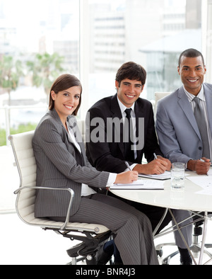 Trois co-workers smiling at the camera Banque D'Images