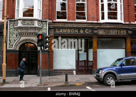Irlande, Cork, MacCurtain Street, porte en mosaïque et vieux Lawson & Co outfitters shop/ Banque D'Images