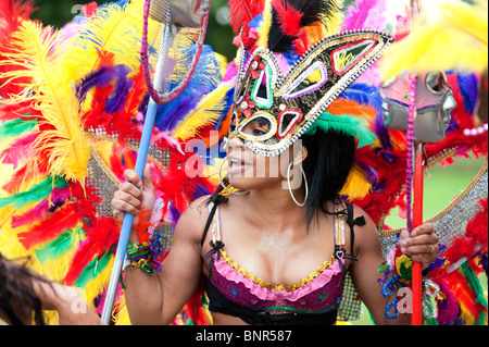 Carnaval de Birmingham Street Procession quitte Handsworth Park. L'événement biennal est un festival haut en couleurs d'Afrique célèbrent-C Banque D'Images