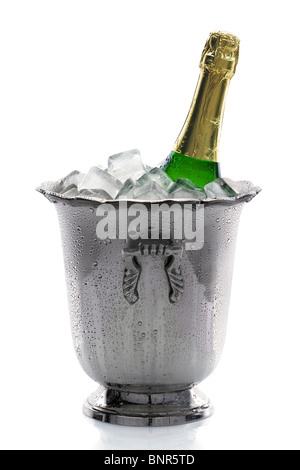 La bouteille de champagne dans seau à glace rempli de glace (isolé sur fond blanc) Banque D'Images