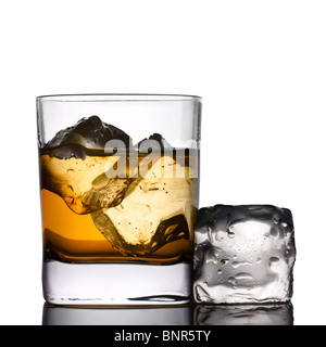 Verre de whiskey on the rocks avec ice-cube (isolé contre blanc) Banque D'Images
