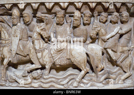 Reliefs sculptés de La Fontana Lustrale, le 12e siècle font baptismal de la Basilica di San Frediano, Lucca, Toscane Banque D'Images