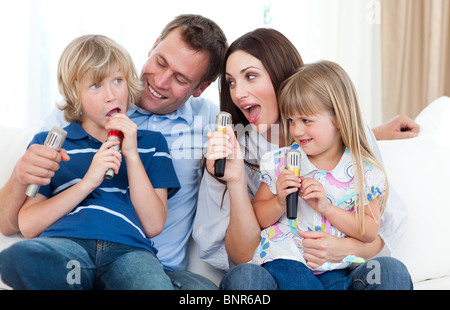 Heureux les parents et les enfants de s'amuser ensemble Banque D'Images