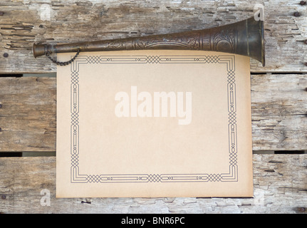 Espace vierge d'annonce à bord avec avertisseur sonore ancien prêt pour votre message Banque D'Images