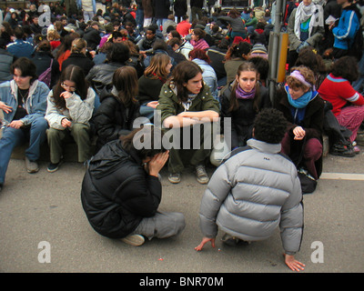 Protestation contre les étudiants de l'école et collège réformes proposées par le maire de la ville de Milan, Letizia Moratti, le 8 mars 2002 - les élèves Banque D'Images
