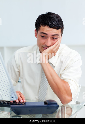 Jeune homme d'ennui à son bureau. Banque D'Images